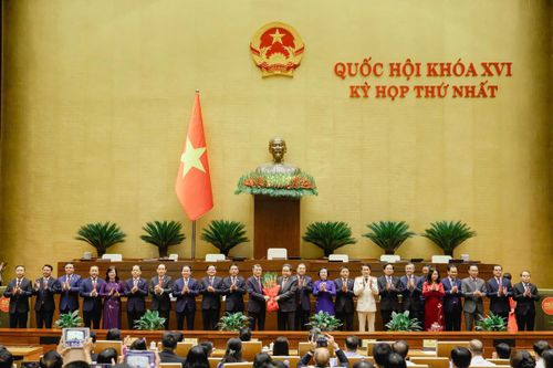Chủ tịch Quốc hội Trần Thanh Mẫn tặng hoa chúc mừng các thành viên Chính phủ nhiệm kỳ 2026-2031 (Ảnh: Quang Vinh)