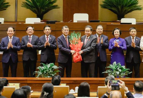 Chủ tịch Quốc hội Trần Thanh Mẫn tặng hoa chúc mừng Thủ tướng Chính phủ Lê Minh Hưng và các Phó Thủ tướng Chính phủ nhiệm kỳ 2026-2031 (Ảnh: Quang Vinh)