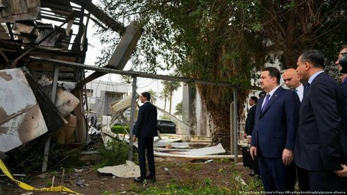 Thủ tướng Iraq Mohammed Shia' Al Sudani thị sát trụ sở Cơ quan Tình báo Quốc gia Iraq sau vụ tấn công bằng máy bay không người lái ngày 22/3, do một lực lượng dân quân liên minh với Iran thực hiện. Ảnh: Văn phòng báo chí Thủ tướng Iraq.