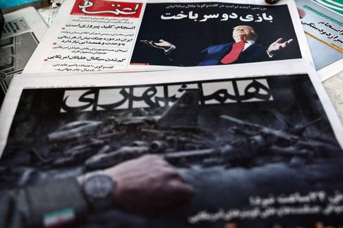  Tờ báo đăng hình ông Trump và khung cảnh đổ nát tại Iran trên tờ báo của Iran ra ngày 5/4 vừa qua. Ảnh: Reuters