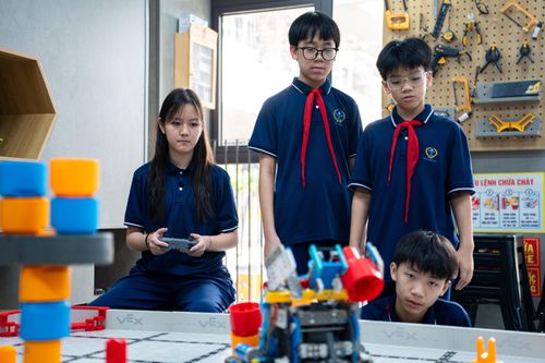  Tô Bảo An, học sinh lớp 9A5, cho biết đội của em đang thử nghiệm robot mang tên Supernova. Với vai trò đội trưởng, An chịu trách nhiệm điều phối, đồng thời tham gia vào quá trình lắp ráp robot, sửa lỗi và cải tiến sản phẩm. Theo nữ sinh, để có được hình dáng và khả năng vận hành như hiện tại, nhóm đã trải qua gần một năm nghiên cứu với 4 phiên bản cải tiến khác nhau. Mỗi phiên bản mới thường mất từ 3-4 tuần để hoàn thiện. 