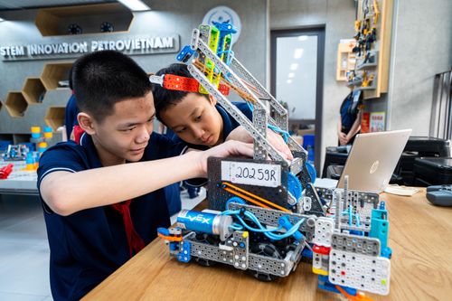  Dưới sự hướng dẫn của giáo viên, các em được khuyến khích tư duy, tự tìm tòi giải pháp, chấp nhận thử nghiệm sai và kiên trì tối ưu hóa sản phẩm. Không khí trong phòng học luôn tràn đầy tiếng thảo luận sôi nổi. Những bài toán hóc búa về chuyển động hay cảm biến không còn nằm trên trang giấy mà trở nên sống động thông qua từng nhịp di chuyển của robot trên sa bàn. 