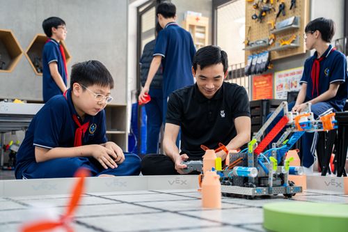  Thầy Lưu Văn Thông, Hiệu trưởng nhà trường, cho biết để giảng dạy và vận hành phòng STEM hiệu quả, trường đưa giáo viên các môn Khoa học tự nhiên, Toán, Công nghệ đi tập huấn trong dịp hè. Mục tiêu là giáo viên biết dùng thiết bị trong phòng, biết lắp robot và hiểu được các công nghệ cơ bản. Từ năm học này, nhà trường yêu cầu các tổ chuyên môn, đặc biệt là tổ Khoa học Tự nhiên và Công nghệ, xây dựng kế hoạch môn học có nội dung sử dụng phòng STEM trong dạy học. 