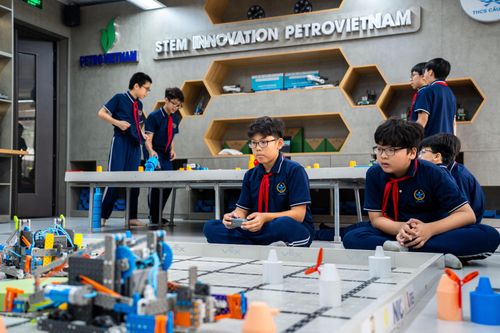  Phòng học STEM của trường THCS Cầu Giấy được Tổng Bí thư, Chủ tịch nước Tô Lâm trao tặng vào tháng 5/2025. Sau gần một năm đi vào hoạt động, căn phòng đã trở thành không gian sáng tạo, nơi học sinh thử nghiệm ý tưởng và nuôi dưỡng niềm đam mê khoa học. 