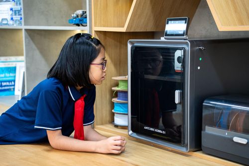  Không chỉ đội tuyển robot luyện tập để tham gia các giải đấu, nhà trường còn tổ chức chương trình tự chọn về AI và Robotics dành cho học sinh yêu thích lĩnh vực này. Học sinh được học 2 tiết mỗi tuần tại phòng STEM, với chương trình giảng dạy hoàn toàn bằng tiếng Anh. 