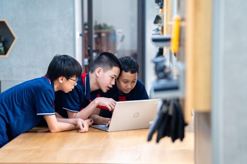  Trường cũng hướng dẫn một nhóm học sinh nòng cốt để hỗ trợ các bạn khác, khuyến khích các em trải nghiệm phòng STEM. Việc này vừa giảm áp lực cho giáo viên, vừa tạo hứng thú cho học sinh. 