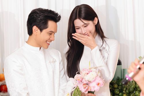 Vợ chồng Chế Nguyễn Quỳnh Châu hạnh phúc khi chào đón con đầu lòng. Ảnh: FBNV.