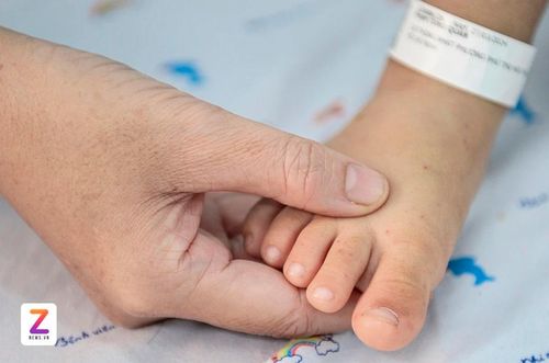 Trẻ mắc tay chân miệng có biểu hiện nổi các chấm đỏ. Ảnh: Hoài Bảo.