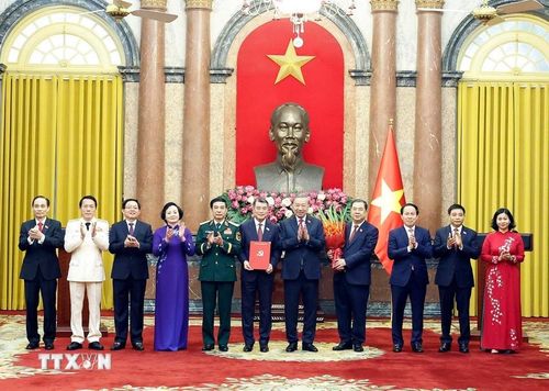  Tổng Bí thư, Chủ tịch nước Tô Lâm trao Quyết định của Bộ Chính trị chỉ định nhân sự của Đảng ủy Chính phủ nhiệm kỳ 2025-2030. Phó thủ tướng thường trực Pham Gia Túc là người cầm hoa. Ảnh: TTXVN. 