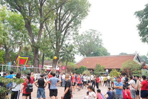 Đông đảo nhân dân và du khách dự Lễ hội