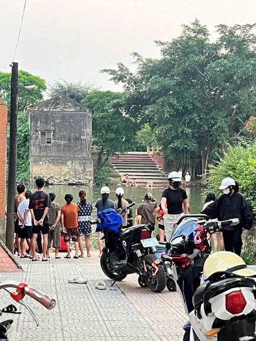 Người dân tập trung bên sông chờ đợi cơ quan chức năng tìm kiếm nạn nhân đuối nước