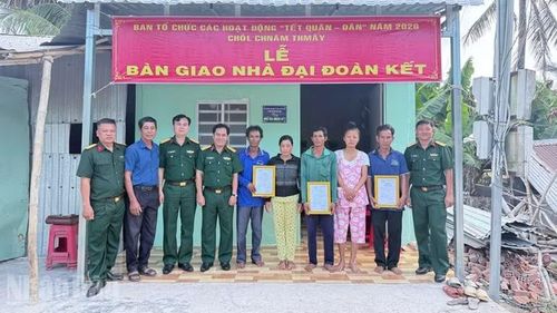 Bộ Chỉ huy quân sự tỉnh An Giang bàn giao nhà cho ông Danh Rên, ngụ ấp Hòn Me, xã Hòn Đất.