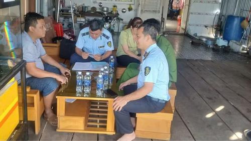 Quản lý thị trường Cần Thơ làm việc với cửa hàng kinh doanh xăng dầu trên địa bàn phường Ô Môn.