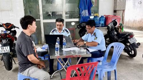 Quản lý thị trường Cần Thơ kiểm tra, xử lý đơn vị kinh doanh xăng dầu trên địa bàn.