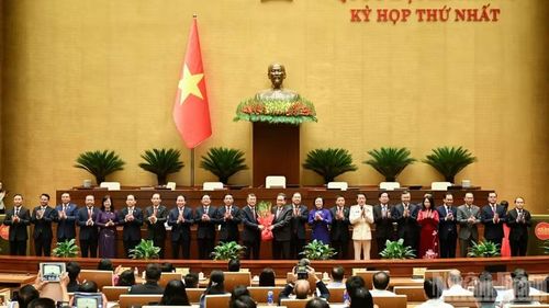 Chủ tịch Quốc hội Trần Thanh Mẫn tặng hoa chúc mừng các thành viên Chính phủ nhiệm kỳ 2026-2031. (Ảnh: DUY LINH)