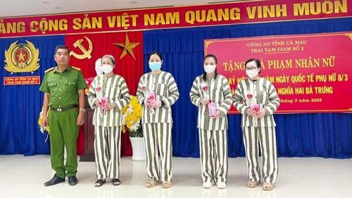 Trại tạm giam số 2, Công an tỉnh Cà Mau tổ chức tặng quà phạm nhân nữ nhân dịp 8/3.