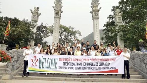 Đoàn Famtrip và các công ty lữ hành khảo sát điểm du lịch Tây Thiên.