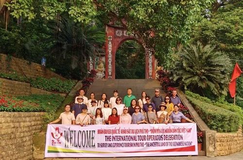 Các công ty lữ hành và du khách quốc tế tham quan Khu di tích lịch sử Đền Hùng.