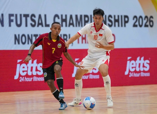 Các tuyển thủ Việt Nam (áo trắng) thi đấu lấn lướt trước Timor-Leste. Ảnh: VFF