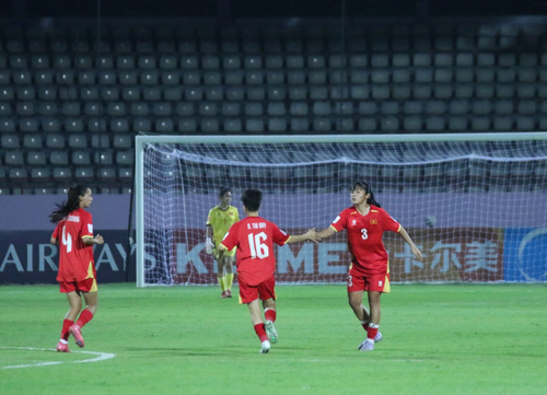 Các cầu thủ nữ Việt Nam mừng chiến thắng trước U20 Bangladesh. Ảnh: VFF