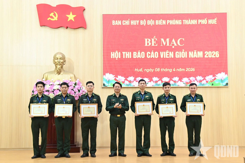 Ban tổ chức trao giải cho các thí sinh đạt thành tích tại hội thi.