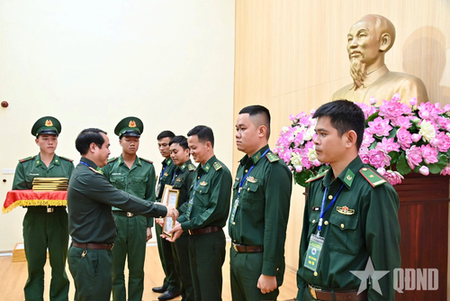 Ban tổ chức khen thưởng các thí sinh đạt thành tích tại hội thi.