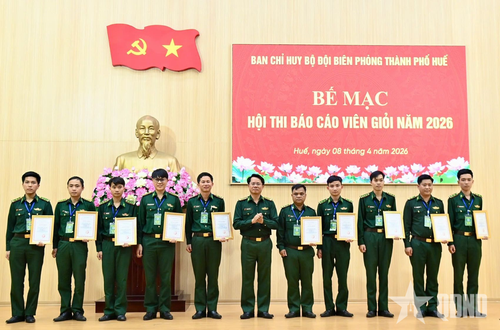 Ban tổ chức trao giấy chứng nhận cho các báo cáo viên.