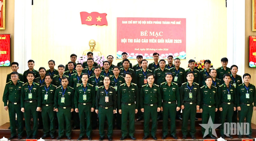 Ban tổ chức và các báo cáo viên chụp ảnh lưu niệm.