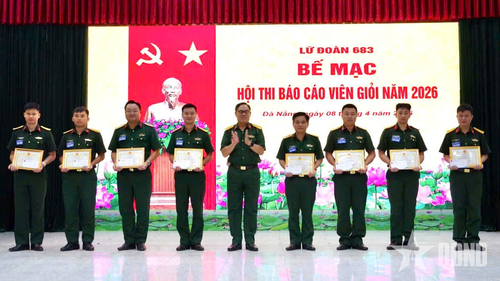  Đại tá Nguyễn Duy Liền, Bí thư Đảng ủy, Chính ủy Lữ đoàn 683 trao thưởng các thí sinh đạt thành tích cao. 