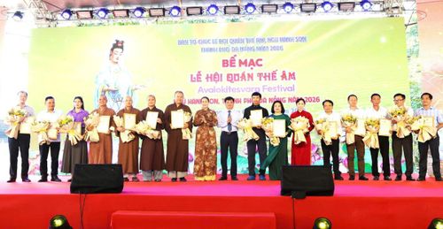 Phó Chủ tịch UBND TP Đà Nẵng Nguyễn Thị Anh Thi, Trưởng ban Tổ chức lễ hội trao chứng nhận cho các đơn vị có nhiều đóng góp tích cực vào thành công của Lễ hội Quán Thế Âm Ngũ Hành Sơn năm 2026.