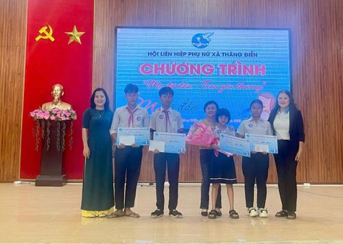 Các đơn vị, cá nhân tặng quà cho các em có hoàn cảnh khó khăn.