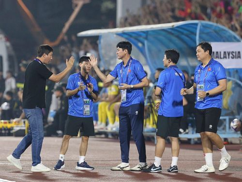  HLV Lee Jung-soo (giữa) được xem như phó tướng số 1 của HLV Kim Sang-sik. 