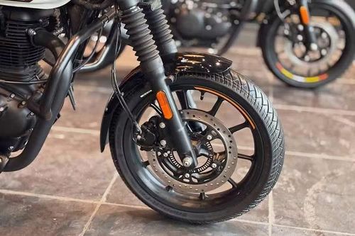 Phiên bản cao cấp nhất của Hunter 350 được bổ sung thêm hai màu mới là Vàng Mumbai và Trắng Moonshot. Cả hai đều có giá 169.804 Rupee (48 triệu đồng).