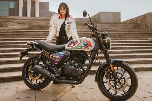 Royal Enfield Hunter 350 2026 phiên bản Base Premium được định vị cao hơn phiên bản Retro. Phiên bản này có đèn pha halogen được nâng cấp, mâm hợp kim và hệ thống ABS một kênh. Việc bổ sung mâm hợp kim và lốp không săm sẽ giúp việc xử lý thủng lốp dễ dàng hơn.