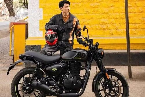 Royal Enfield Hunter 350 2026 được xem là một lựa chọn rất đáng cân nhắc cho những ai đang tìm kiếm chiếc mô tô 350cc mang đậm chất cổ điển nhưng vẫn đủ hiện đại để dùng mỗi ngày. Dự đoán, mẫu xe này sẽ sớm được bán chính hãng tại Việt Nam.