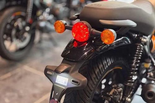 Các tấm ốp bên hông cũng có những họa tiết táo bạo tương tự. Phối màu này rất trẻ trung, phá cách và đi ngược lại với phong cách cổ điển của chiếc xe.