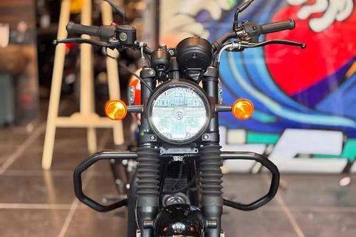 Hunter 350 Base Premium chỉ có một lựa chọn màu sắc: Đen Tarmac, với lớp sơn đen toàn bộ cùng logo Royal Enfield trên bình xăng và họa tiết Hunter 350 màu trắng trên ốp sườn.