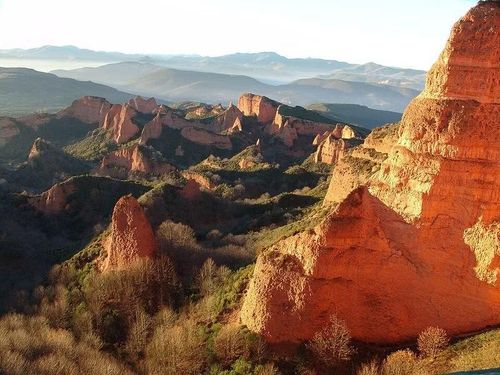 Tình trạng phá rừng quy mô lớn đã diễn ra ở Las Médulas trên diện tích hơn 3.000 ha trước khi hoạt động khai thác vàng bằng phương pháp "phá núi" được người La Mã triển khai. Các nhà nghiên cứu ước tính rằng, hơn 90 triệu m3 đất đá đã được khai phá tại Las Médulas, dẫn đến sự biến đổi quy mô lớn của cảnh quan nơi đây. Ảnh: Wikimedia Commons.