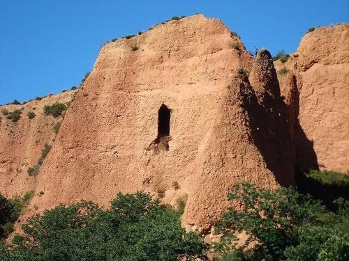 Sử gia Pliny the Elder có thể đã chứng kiến hoạt động khai thác vàng ở Las Médulas. Ông đã rất ấn tượng trước phương pháp ruina montium nhưng cũng không kém phần nguy hiểm. Ông nhận xét rằng việc khai thác vàng bằng phương pháp này là "công việc của những người khổng lồ". Ảnh: Wikimedia Commons.