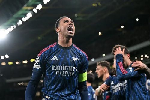 Các cầu thủ Arsenal ăn mừng cuồng nhiệt bàn thắng do ngôi sao người Đức ghi ở phút 91.