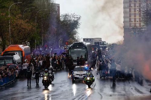 Cảnh tượng chào đón xe buýt chở đội Real Madrid đến sân Bernabeu.