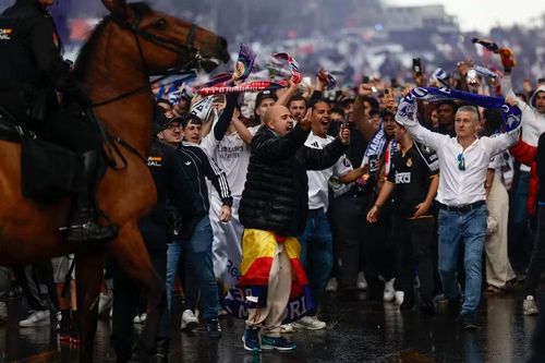 Người hâm mộ đã xếp hàng dọc các con phố để chào đón các ngôi sao của Real Madrid.