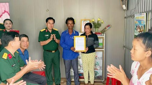 Bộ Chỉ huy Quân sự tỉnh An Giang bàn giao nhà cho ông Danh Rên (xã Hòn Đất).