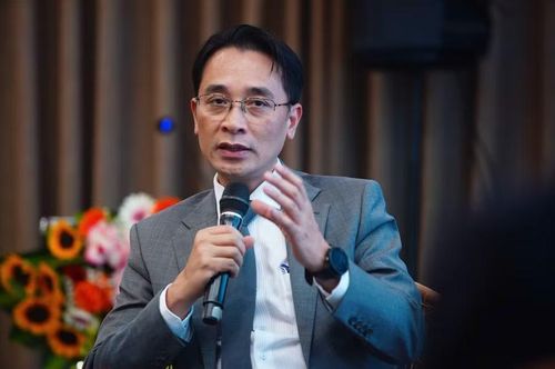 GS.TS Chử Đức Trình chia sẻ tại hội thảo.