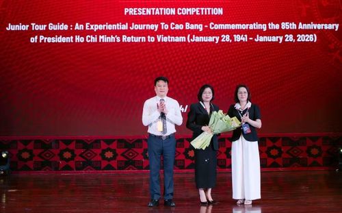 Lãnh đạo Sở Văn hóa, Thể thao và Du lịch, Sở Giáo dục và Đào tạo tỉnh Cao Bằng tặng hoa đại biểu.