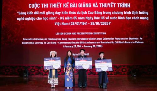 Lãnh đạo Sở Giáo dục và Đào tạo tỉnh Cao Bằng trao giải cho các đội thi có thành tích xuất sắc.