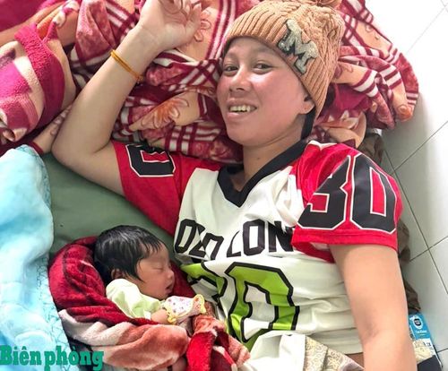 Niềm hạnh phúc của chị Sa Phet Sa Mi và con gái Riah Hữu Nghị. Ảnh: Trúc Hà