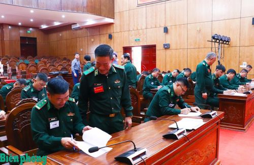 Thiếu tướng Văn Ngọc Quế, Đại tá Nguyễn Văn Khanh động viên, khích lệ các thí sinh dự thi bình tĩnh, tự tin, giành thành tích cao nhất. Ảnh: Thanh Xuân