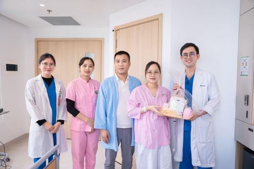 Cặp vợ chồng mắc Thalassemia tại Hà Nội sinh bé khỏe mạnh, không mang gen bệnh nhờ IVF kết hợp sàng lọc phôi