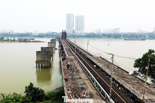 Cầu Long Biên bắc qua sông Hồng, nằm trên tuyến đường sắt Hà Nội – Đồng Đăng, là một trong những công trình mang đậm dấu ấn lịch sử của Thủ đô. Cầu được khởi công vào tháng 9/1898 và khánh thành năm 1902, trải qua hơn một thế kỷ tồn tại cùng nhiều biến động của đất nước.